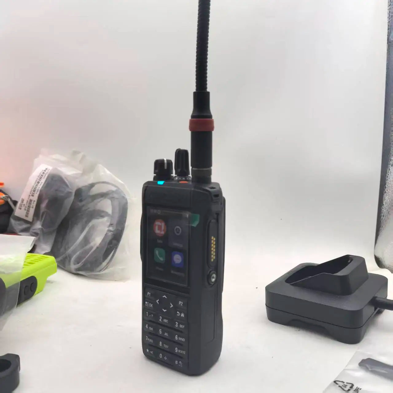 R7 radio Android 9 zello 4G poc walkie talkie（Battery charger is compatible with the original equipment）